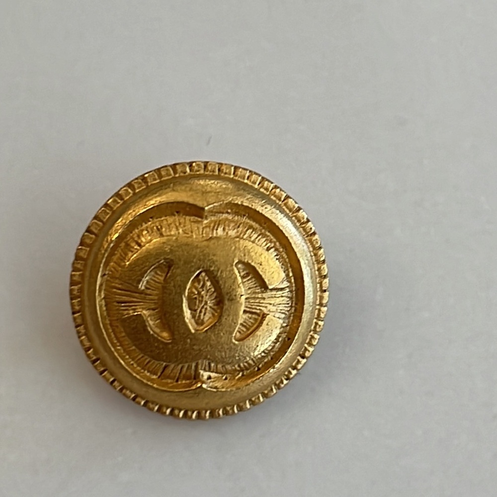 CHANEL Gold Emblem Button - Picture 2 of 6
